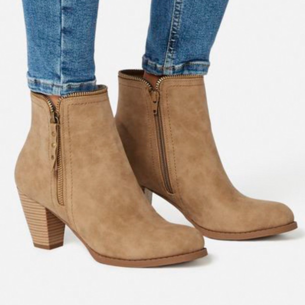 NEW w/box Rayleene Side Zip Ankle Bootie, Size 9.5